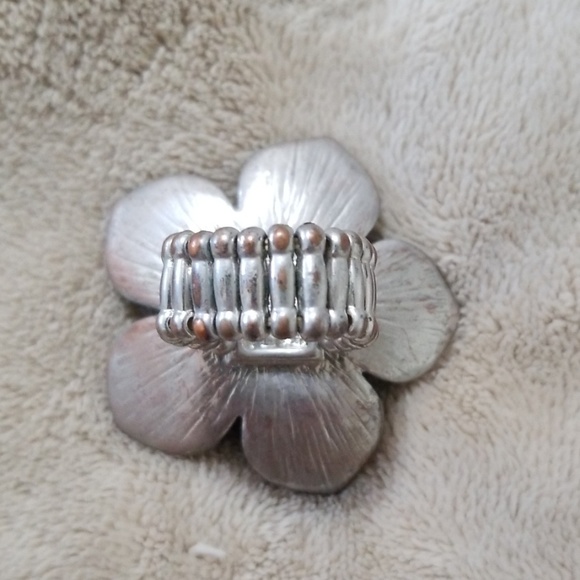 Flower ring - Picture 4 of 4